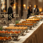 Naslovna slika za blog tekst o organizaciji keteringa za 100 ljudi. Slika treba da odmah pokaže profesionalan, uređen i svečan ketering za veći broj gostiju, sa fokusom na švedski sto, toplu atmosferu i dobru organizaciju događaja.