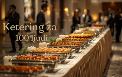 Naslovna slika za blog tekst o organizaciji keteringa za 100 ljudi. Slika treba da odmah pokaže profesionalan, uređen i svečan ketering za veći broj gostiju, sa fokusom na švedski sto, toplu atmosferu i dobru organizaciju događaja.